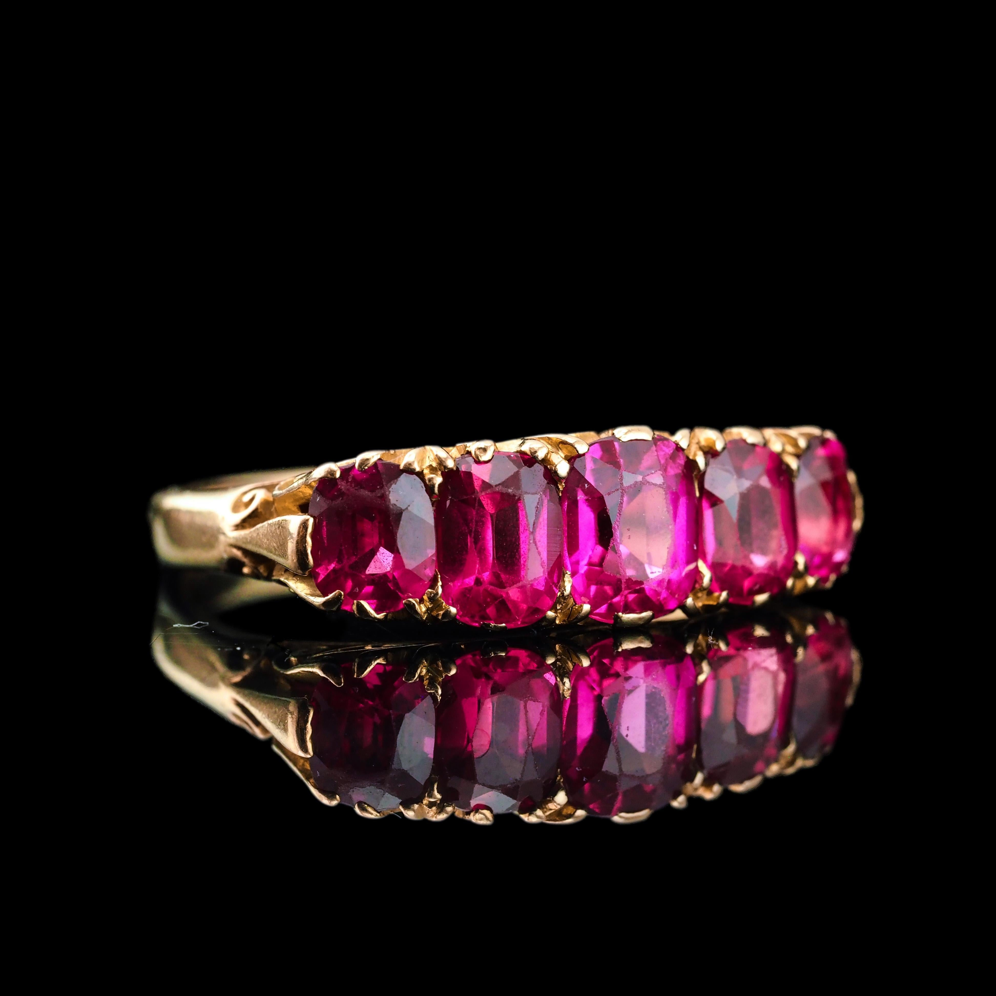Antique Victorian Ruby Ring 5 Stone Design 18K Gold - c.1900 Bon état - En vente à London, GB