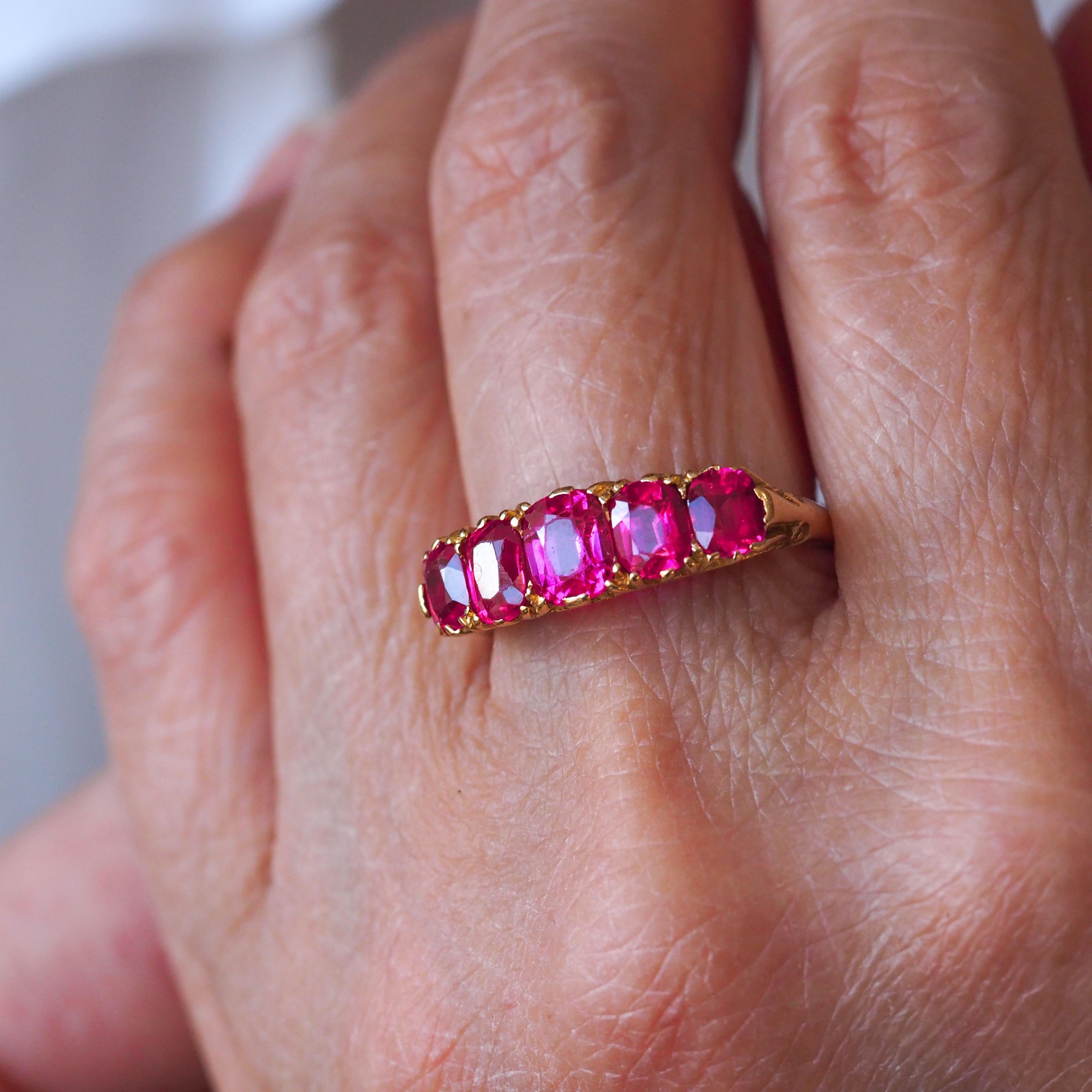 Taille navette Antique Victorian Ruby Ring 5 Stone Design 18K Gold - c.1900 en vente