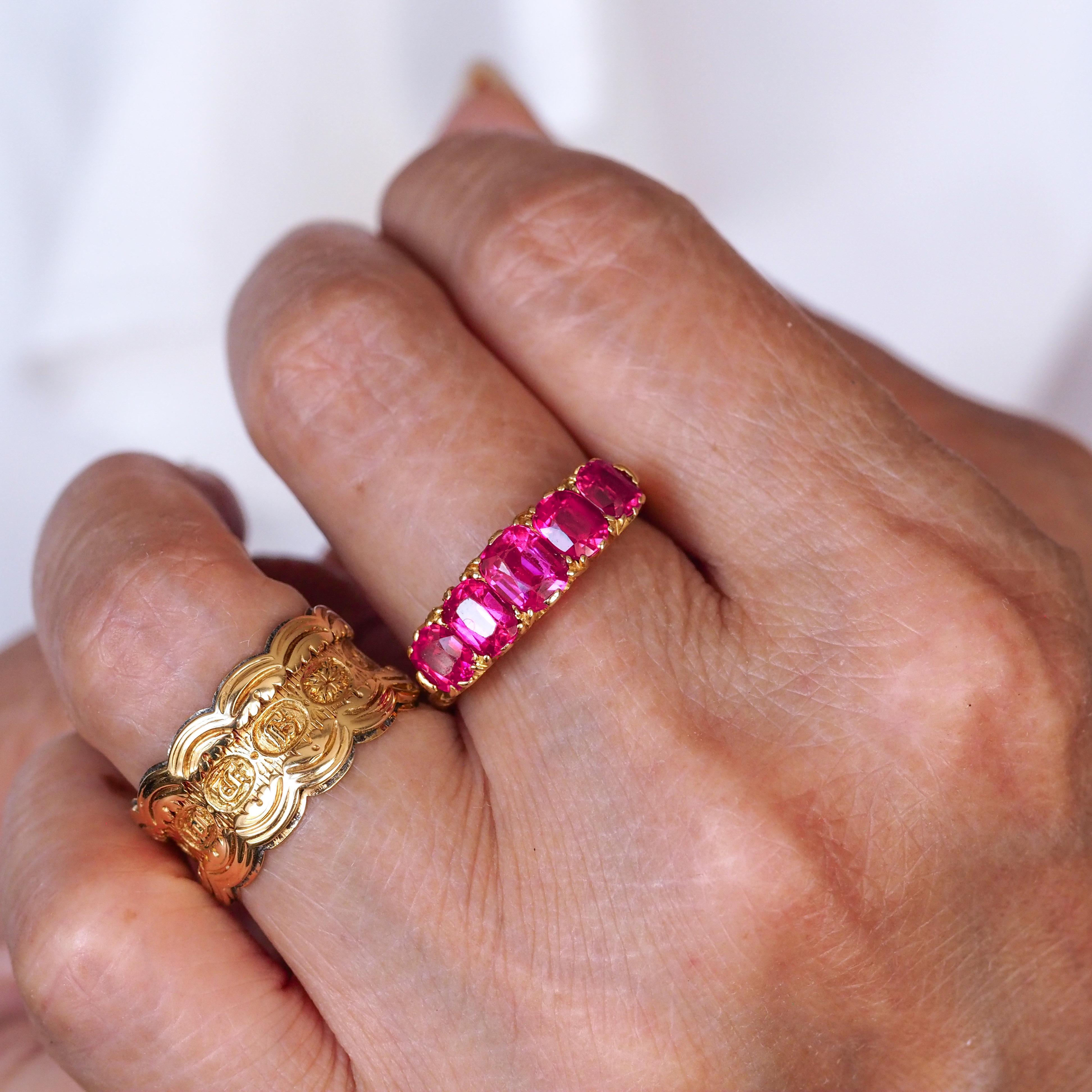 Antique Victorian Ruby Ring 5 Stone Design 18K Gold - c.1900 en vente 2