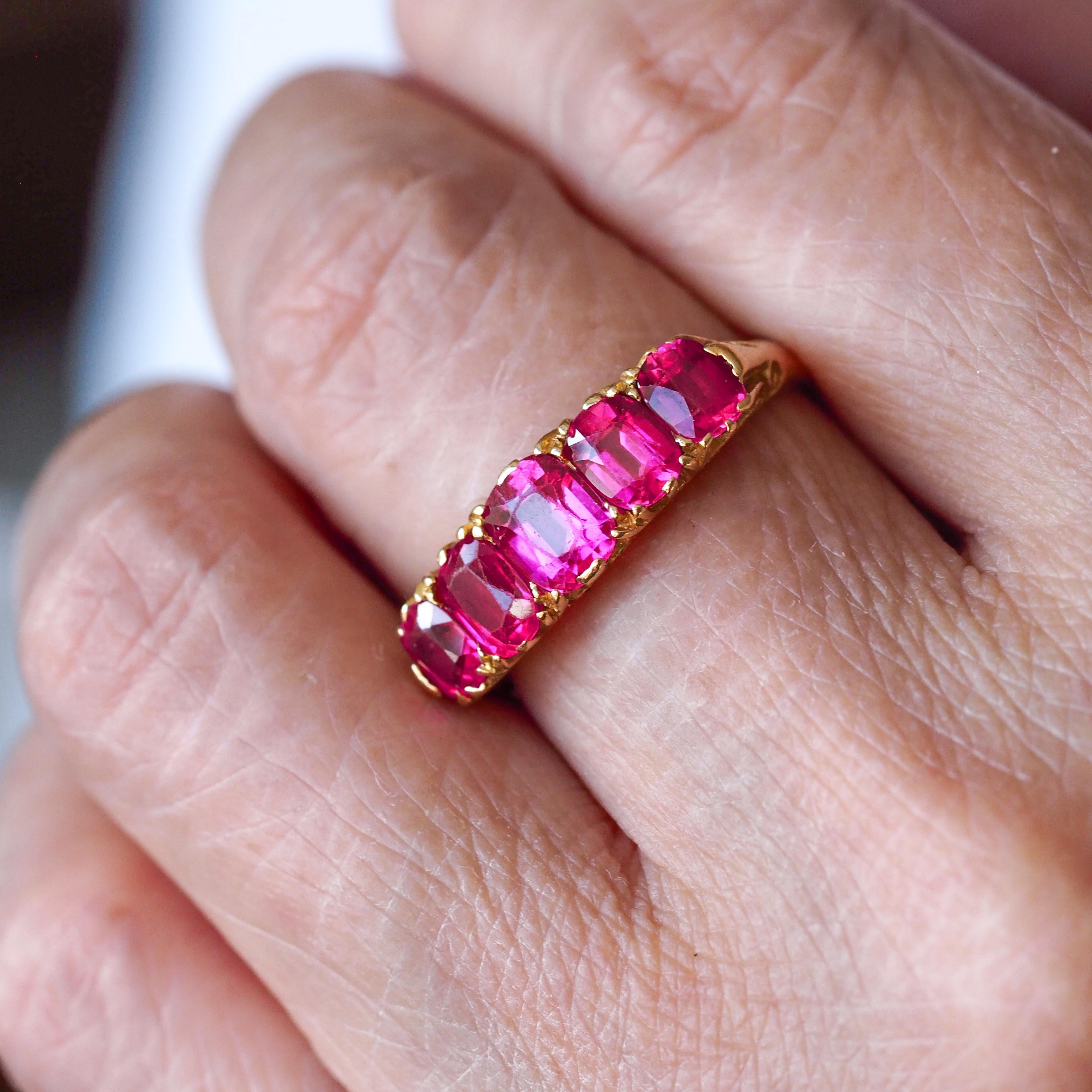 Antique Victorian Ruby Ring 5 Stone Design 18K Gold - c.1900 en vente 6
