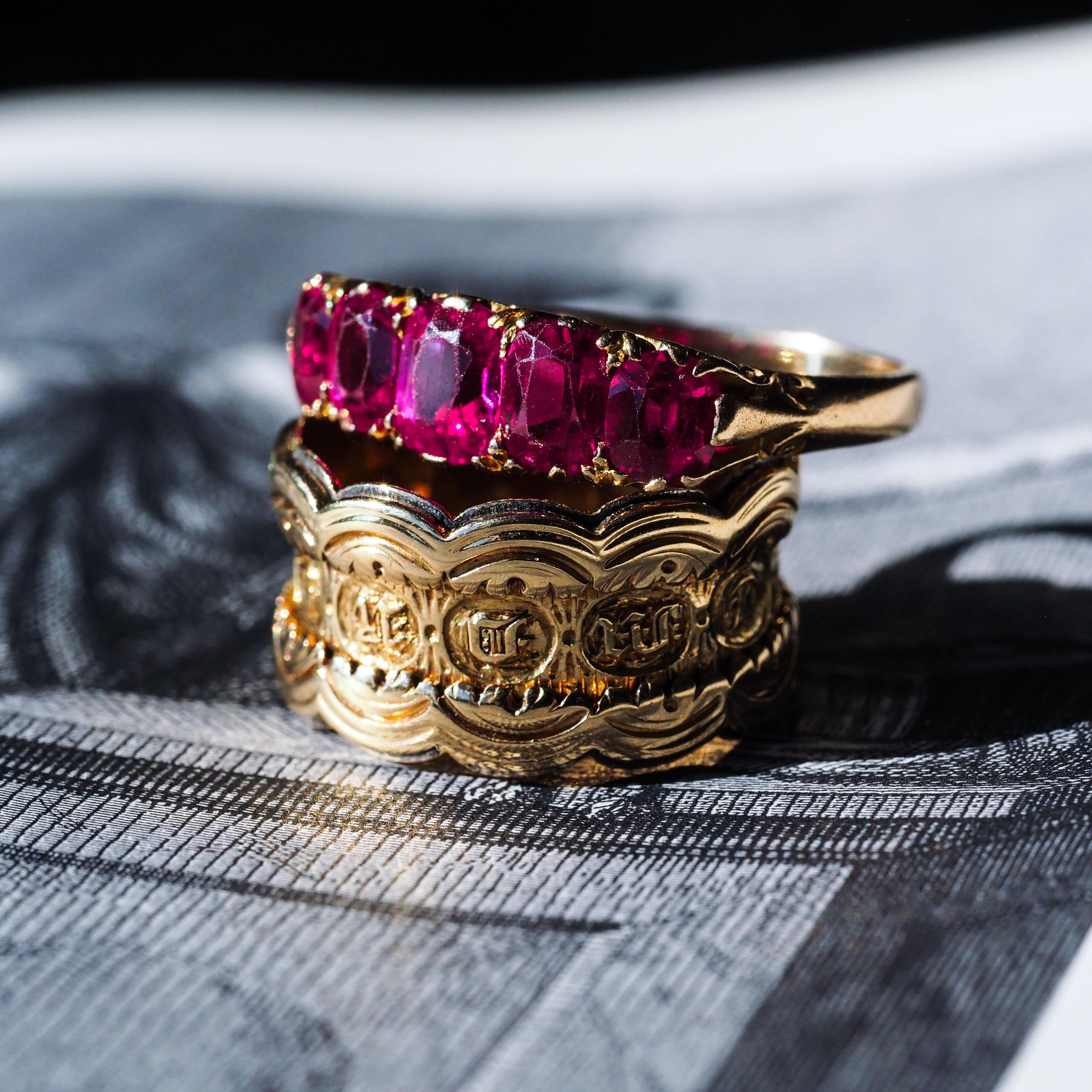 Antique Victorian Ruby Ring 5 Stone Design 18K Gold - c.1900 Pour femmes en vente