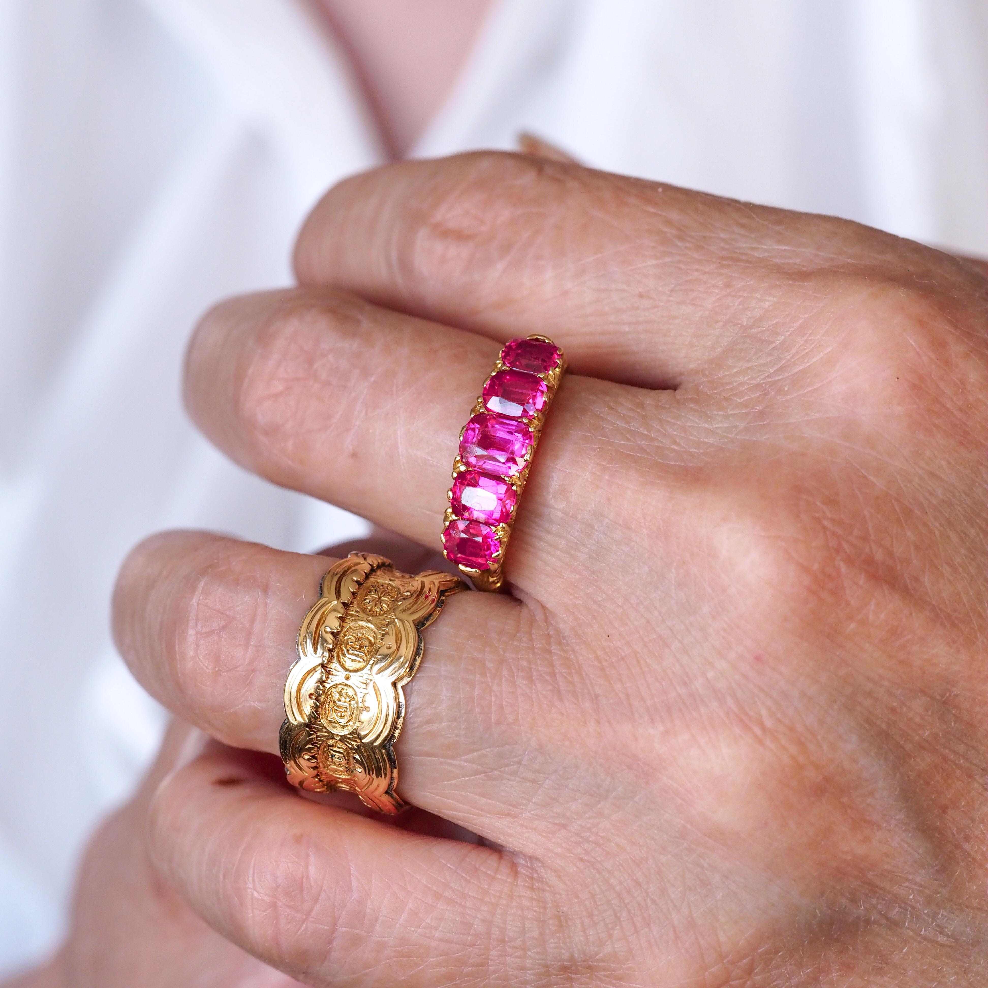 Antique Victorian Ruby Ring 5 Stone Design 18K Gold - c.1900 en vente 10
