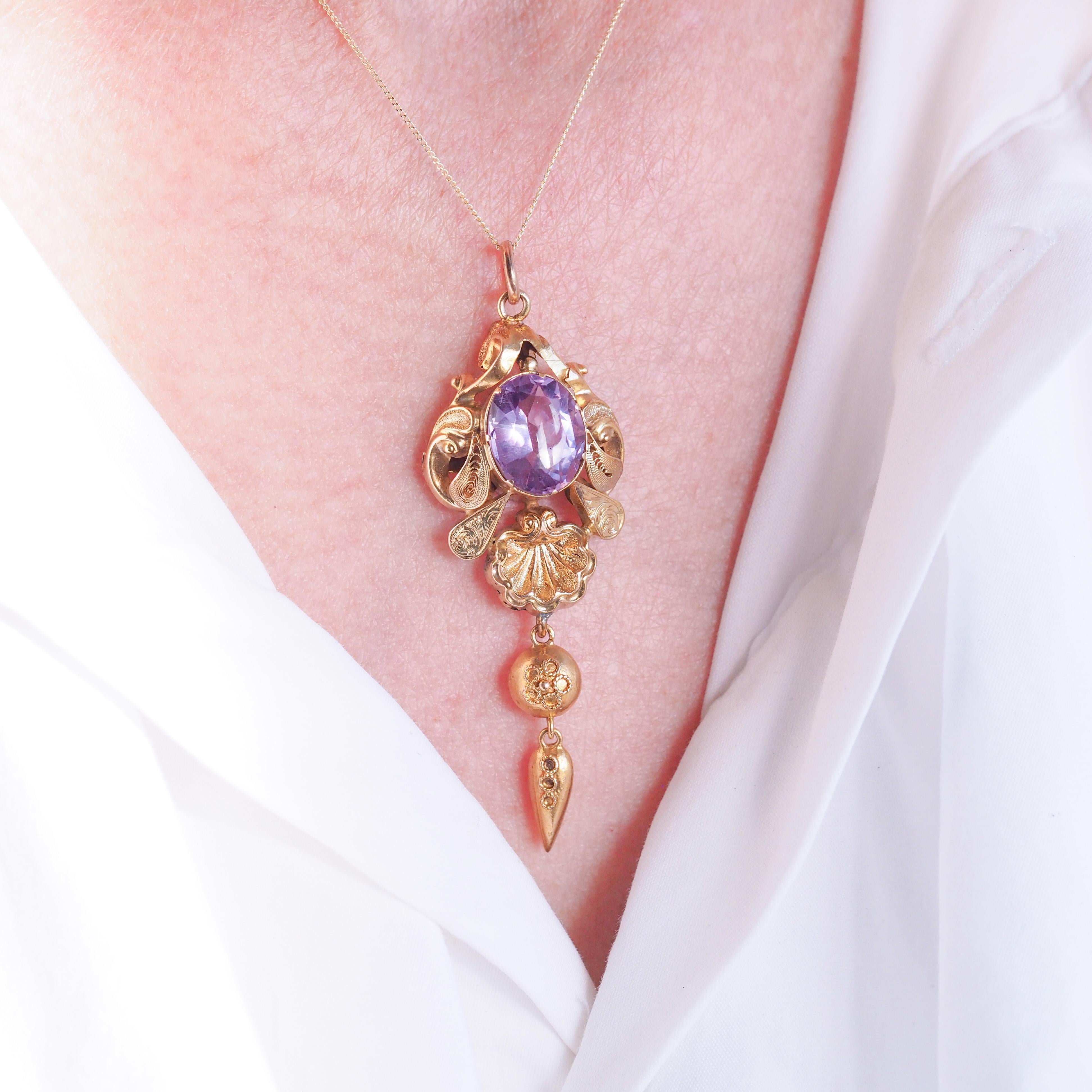 Siamo lieti di offrire questa splendida collana vittoriana antica in oro 14ct con ciondolo di ametista realizzata nel XIX secolo.

Caratterizzato da un design squisito e ornato, questo ciondolo presenta un meraviglioso design a più livelli con