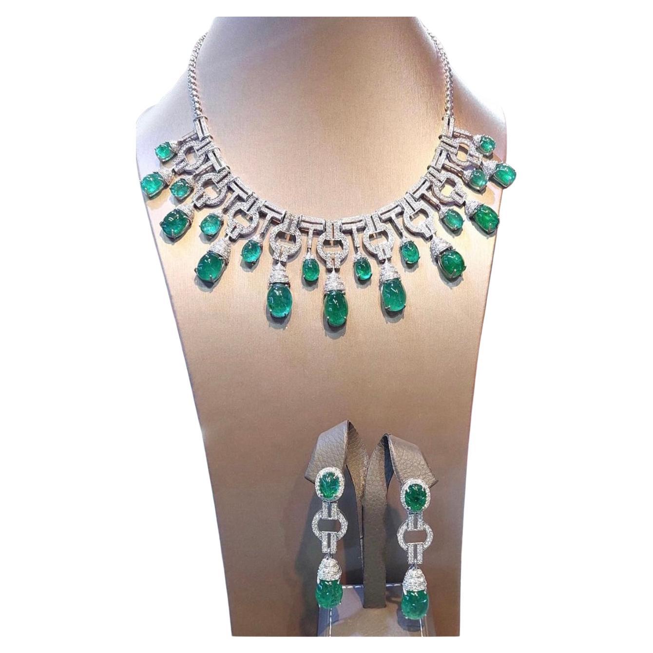 An exceptional Art Deco style parure, complete with earrings and necklace, so stunning and refined , a very piece of art. 
Necklace come in 18k gold with natural emeralds from Zambia, extra fine quality, in cabochon cut , Ceo Minor, of 91,85 carats,