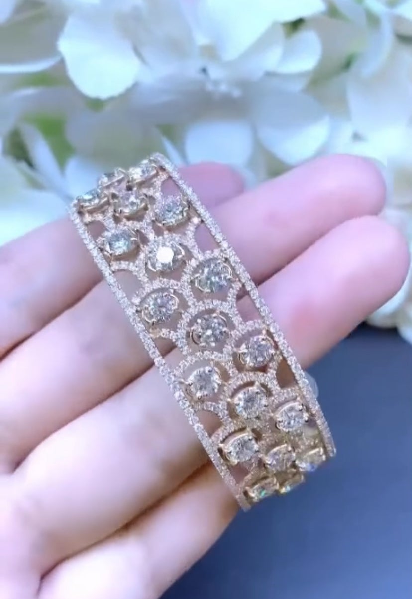8.70 Carats Diamonds 18k Gold Modern Bracelet For Sale