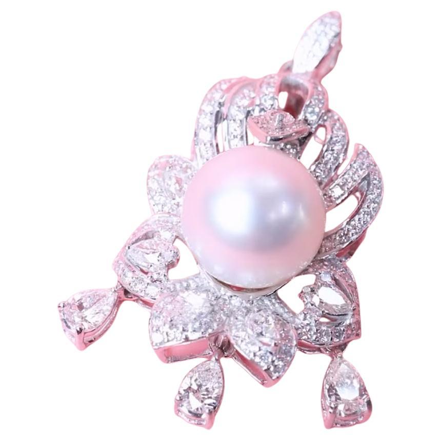 Uno squisito ciondolo con perle dei mari del sud e diamanti dal design intricato, dallo stile elegante e raffinato.
Eleva la tua bellezza e il tuo fascino senza tempo e il tuo look.
Magnifico ciondolo in oro 18 carati con perle dei mari del sud da