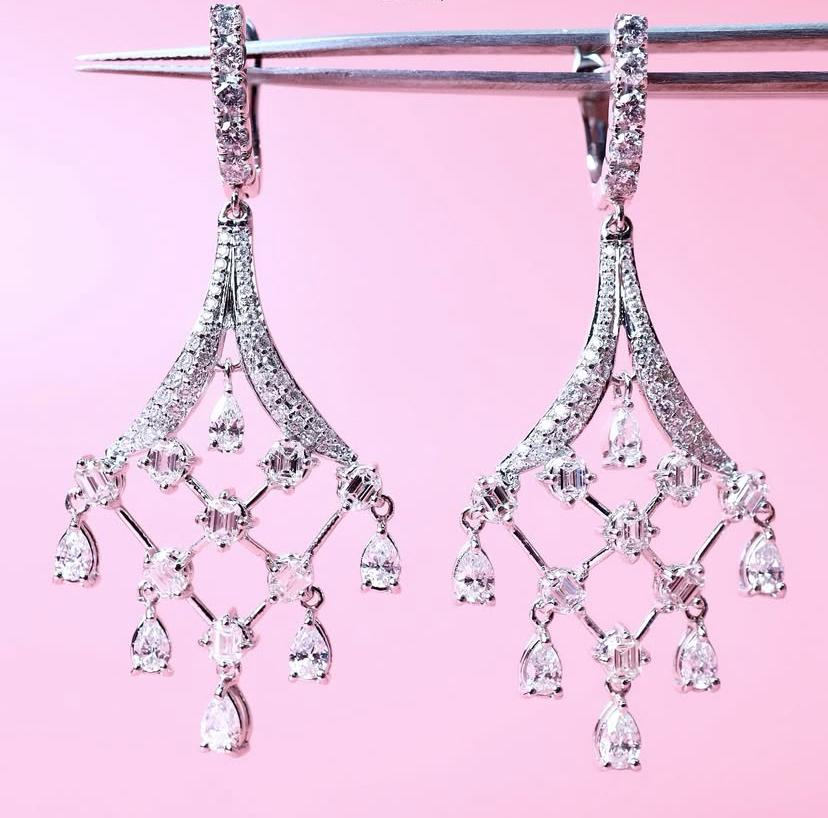 Boucles d'oreilles exquises en diamants au design contemporain, d'une grande élégance et d'un style raffiné.
Ajoutez une touche de lumière et de sophistication sur vous-même.
Superbes boucles d'oreilles en or 18k avec des diamants éblouissants de
