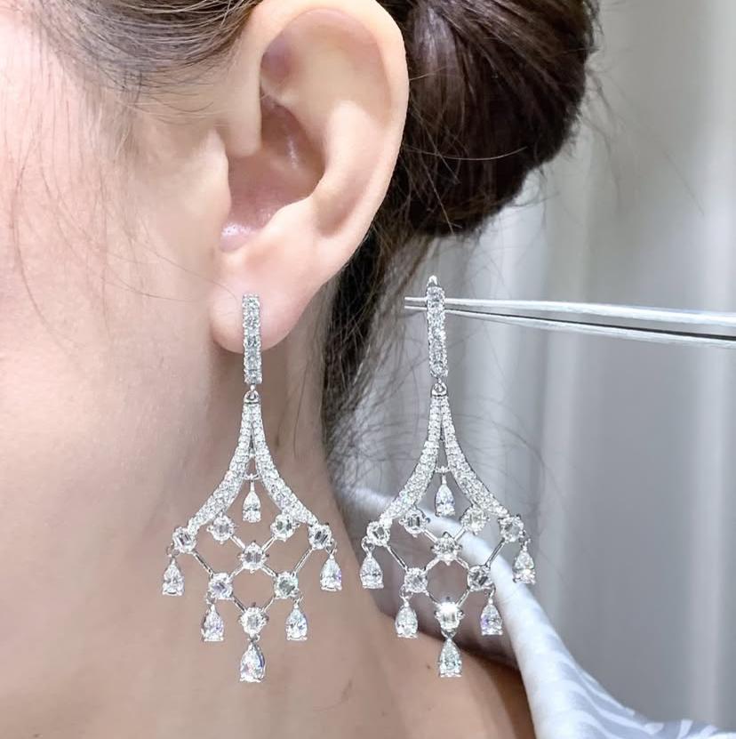 Boucles d'oreilles chandelier en or 18 carats de 6,90 carats de diamants de forme mixte Neuf - En vente à Massafra, IT