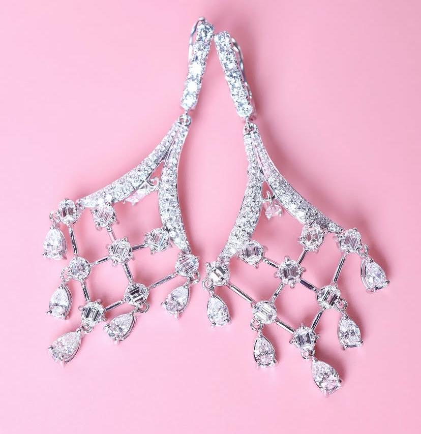 Taille mixte Boucles d'oreilles chandelier en or 18 carats de 6,90 carats de diamants de forme mixte en vente