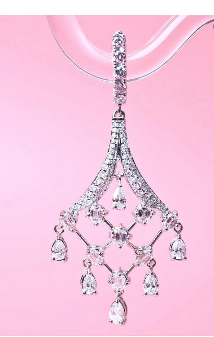 Boucles d'oreilles chandelier en or 18 carats de 6,90 carats de diamants de forme mixte Pour femmes en vente