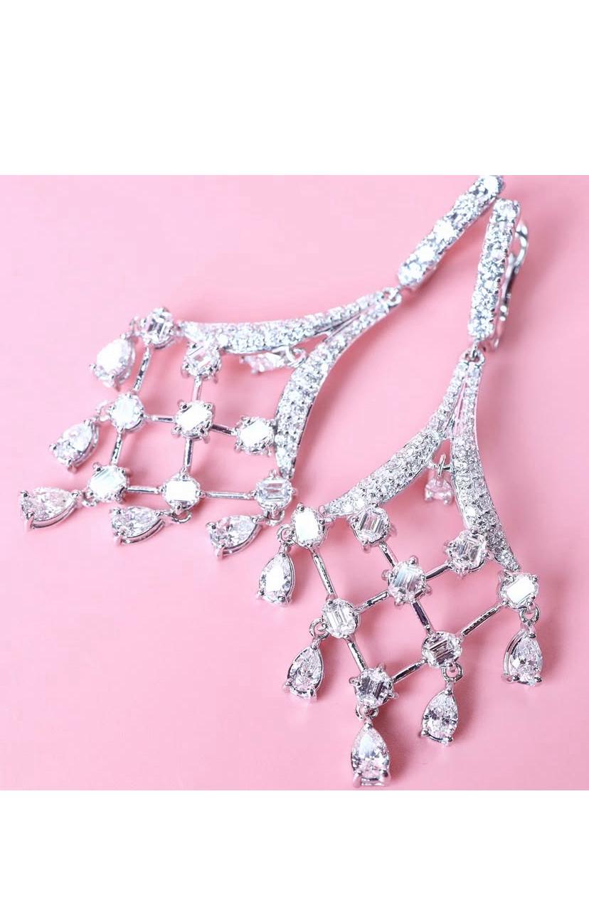 Boucles d'oreilles chandelier en or 18 carats de 6,90 carats de diamants de forme mixte en vente 1