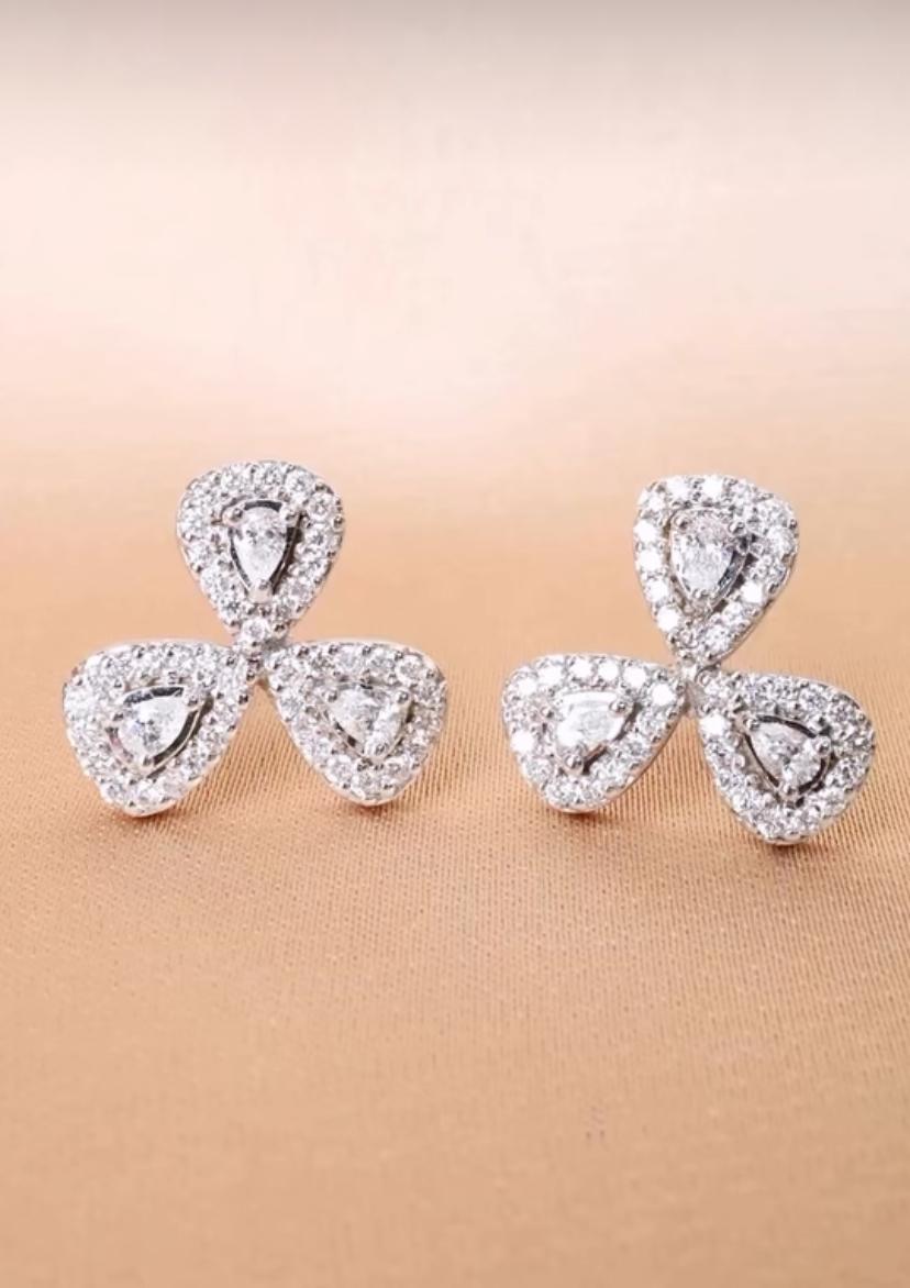 Des boucles d'oreilles exclusives en diamants au design moderne, d'un style élégant et raffiné.
Élevez votre niveau de beauté intemporel et parez-vous.
Les boucles d'oreilles sont en or 18k avec des diamants éblouissants de 1,54 carats, de couleur F