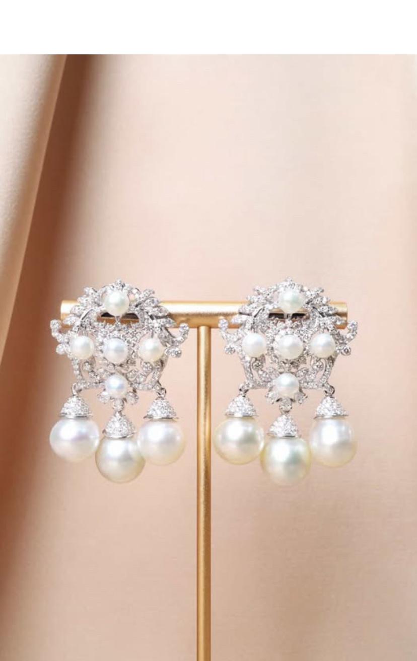 Eine exquisite Südseeperle, Diamanten und Süßwasser  Perlen Ohrringe, in einem besonderen Design , so elegant und raffiniert Stil.
Erhöhen Sie Ihre zeitlose Schönheit und verleihen Sie Ihrem Look einen Hauch von Charme und Klasse.
Prächtige Ohrringe