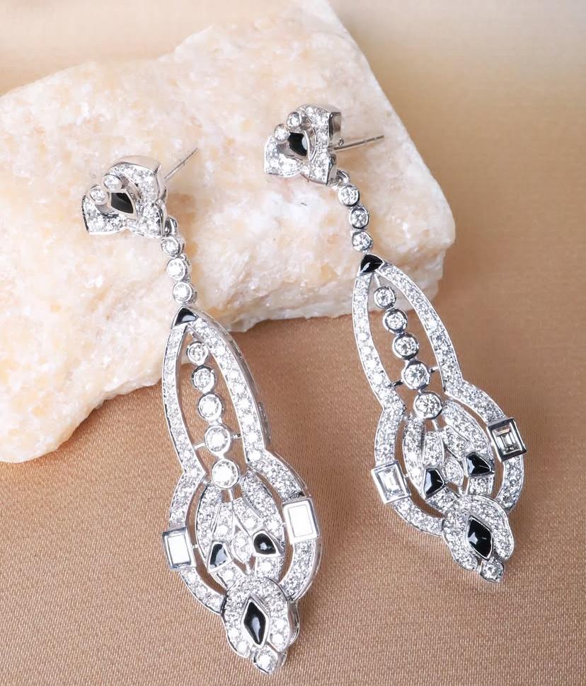 Uno squisito orecchino di diamanti dal design particolare, così glamour e dallo stile raffinato.
Eleva la tua bellezza senza tempo e aggiungi un tocco di raffinatezza al tuo look.
Gli splendidi orecchini sono realizzati in oro 18 carati con diamanti