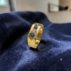 0.70 Cts Round Brilliant F/VS1 Diamonds Blue Sapphire 3-Stone Mens Ring 18K Gold