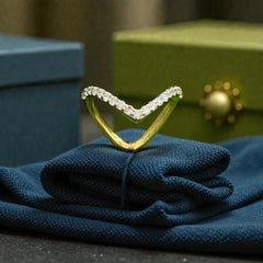 0.72 Carats F/VS1 Round Brilliant Diamonds Pavé V-Shaped Ring in 14K Yellow Gold