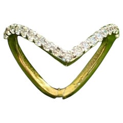 0.72 Carats F/VS1 Round Brilliant Diamonds Pavé V-Shaped Ring in 14K Yellow Gold