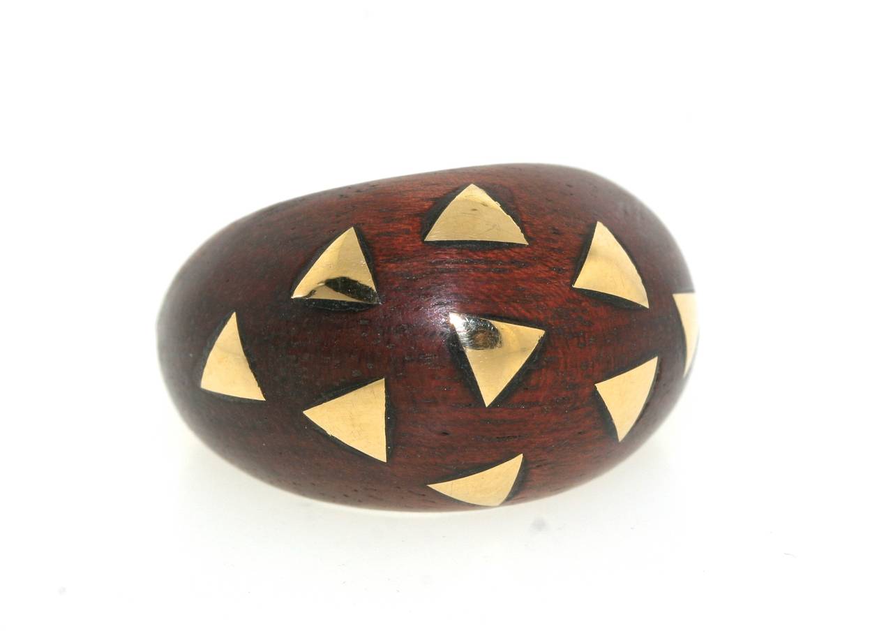Van Cleef & Arpels Wood Gold Bombe Ring In Excellent Condition In New York, NY
