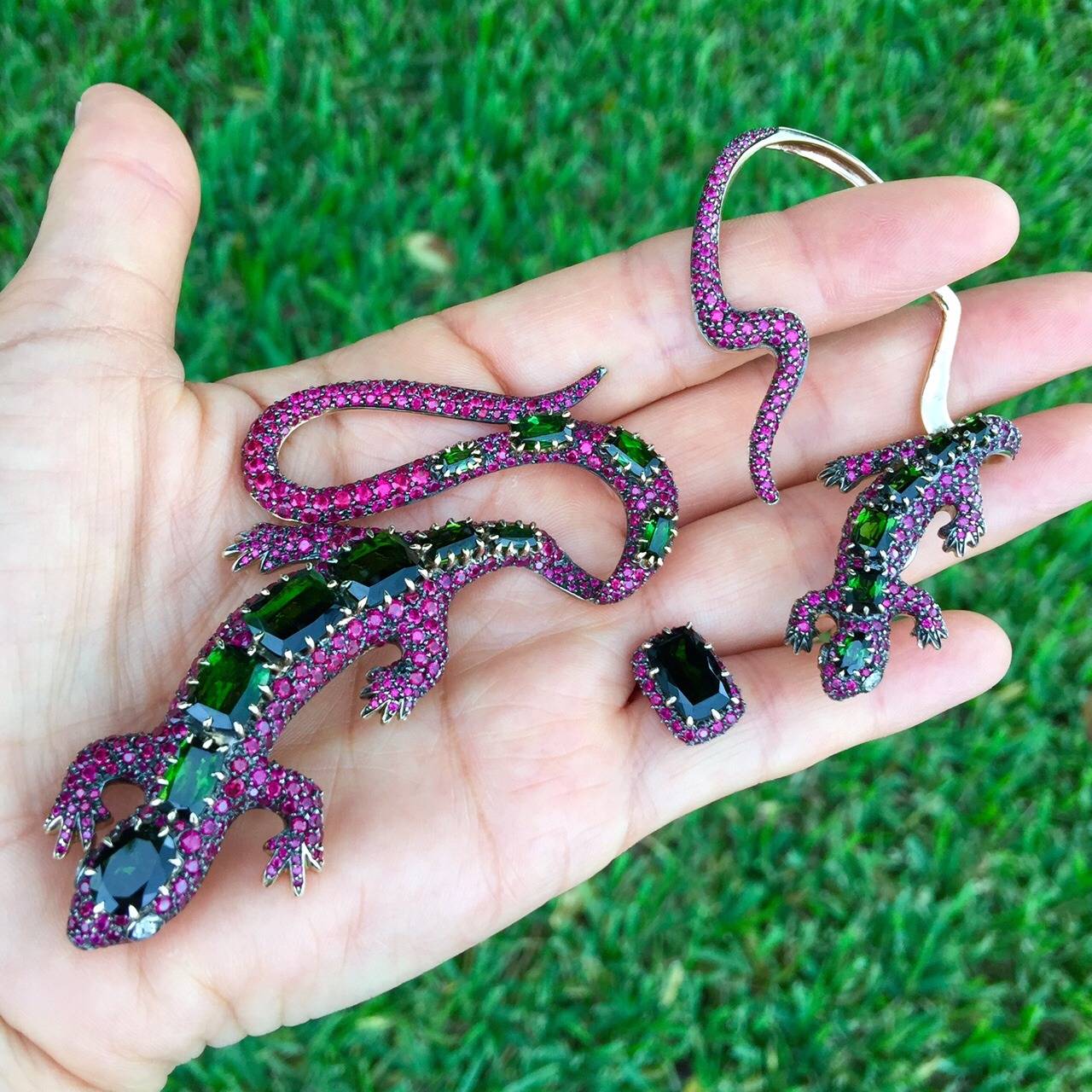 H. Stern Pink and Green Tourmaline Gold Salamander Brooch and Ear Cuff Suite In Excellent Condition For Sale In New York, NY