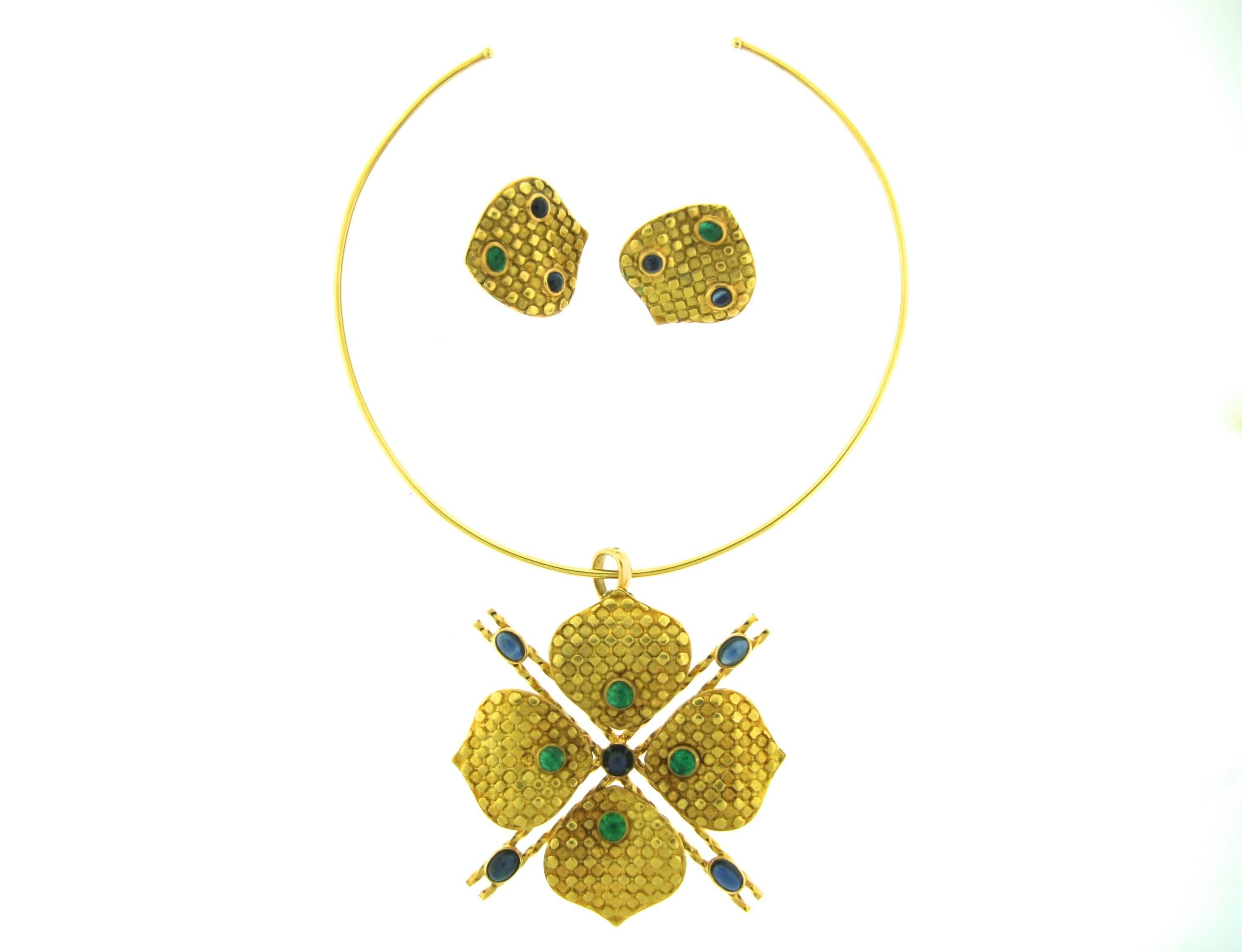 Stylish French 18k gold choker suspending a clover shape pendant with sapphires and emeralds and a matching pair of earclips ensuite. Choker internal circumference is 13
