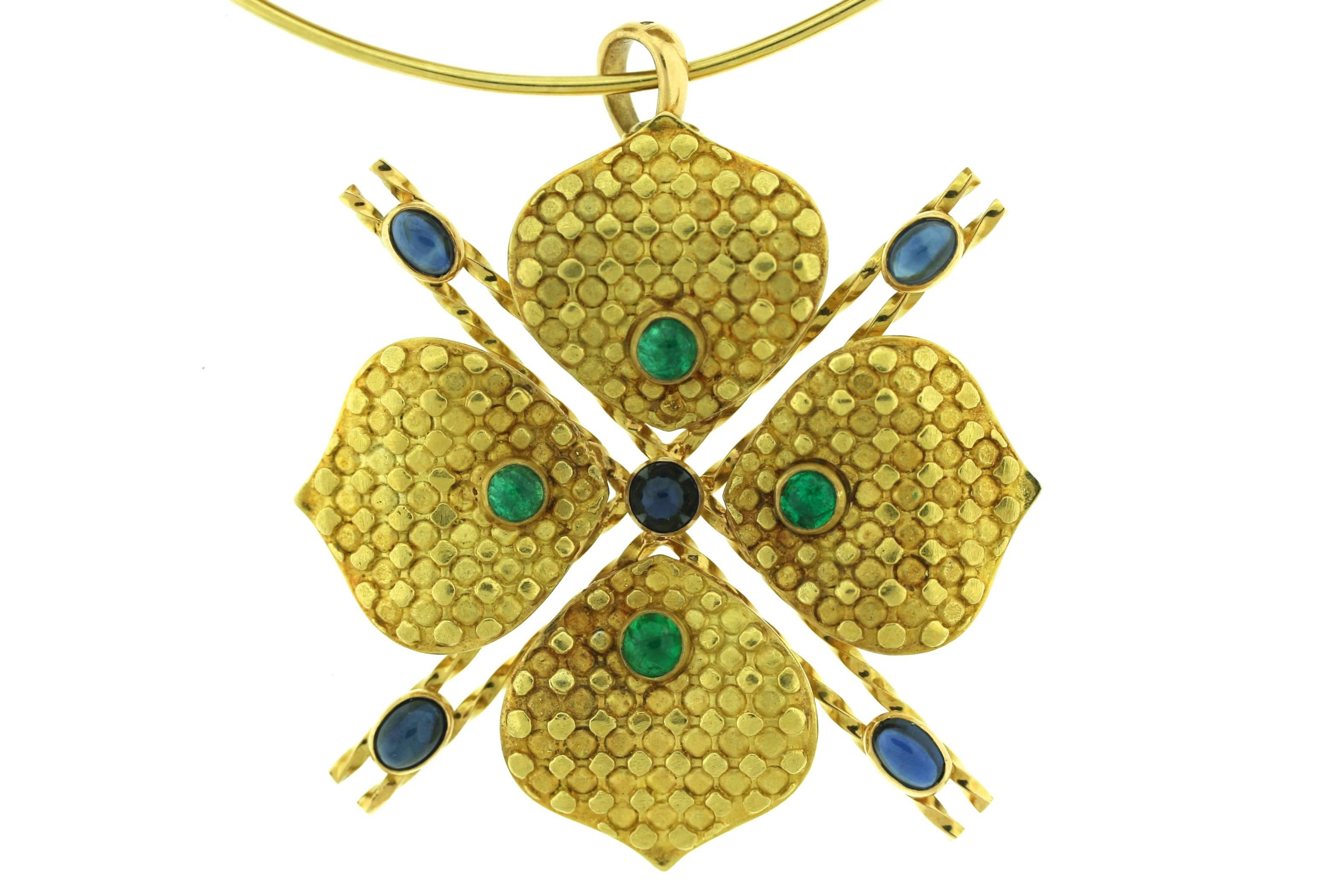 1970s French Emerald Sapphire Gold Choker and Earrings Suite In Excellent Condition For Sale In New York, NY