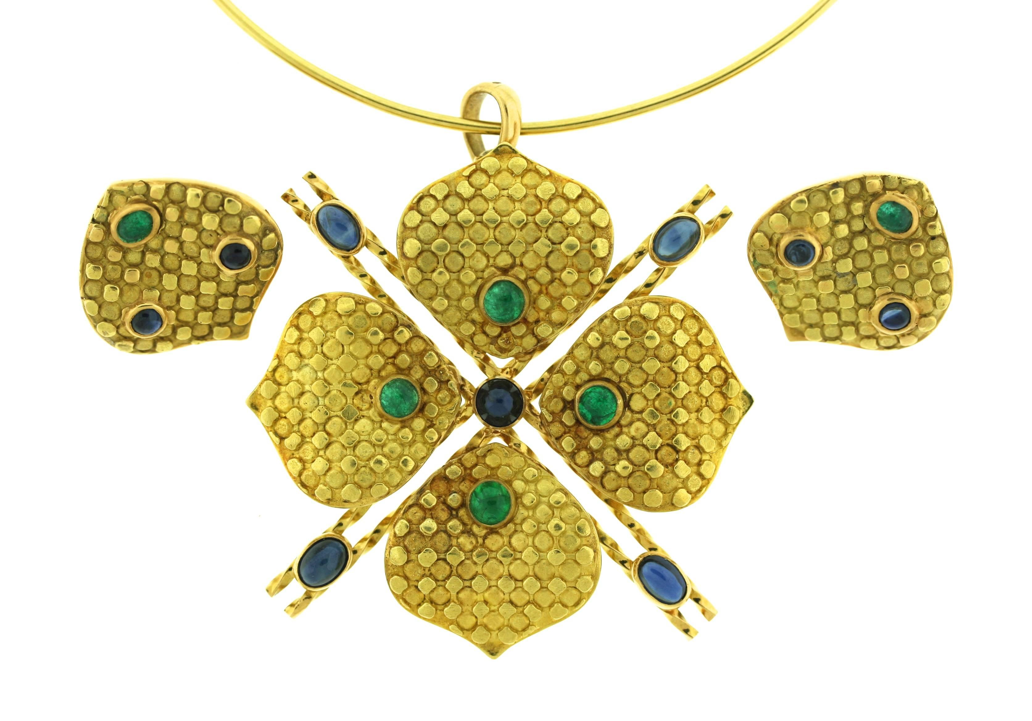 Women's or Men's 1970s French Emerald Sapphire Gold Choker and Earrings Suite For Sale