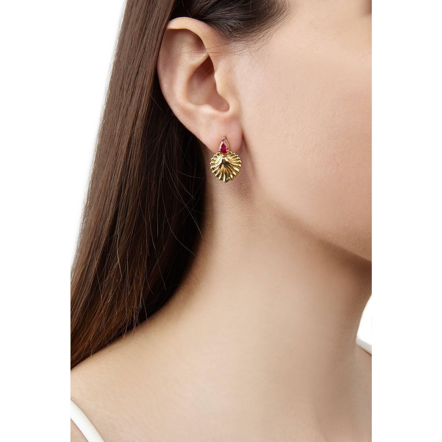 Hand carved gold shells set with vivid red pear-cut rubies.
Beautiful and elegant these earrings will add a touch of glamour to any outfit. 

0.88ct rubies set in 18k yellow gold.

Handmade in London, England.
