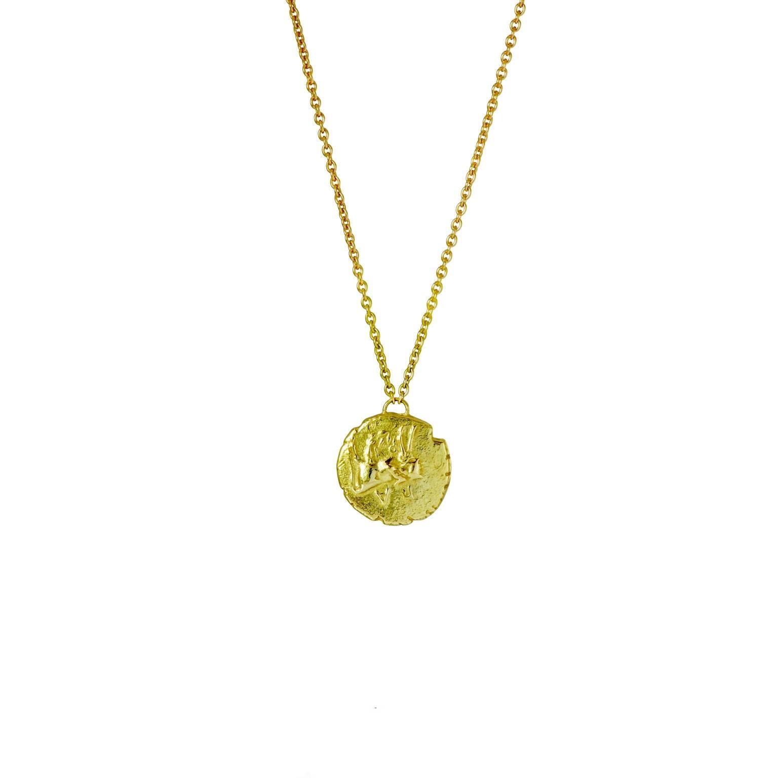 Stop them in their tracks with the arresting gaze of our Medusa necklace. Fashioned in yellow gold this coin pendant hangs on a fine trace chain. The reverse side features a standing bull with an olive branch at its feet.
Wear this unique necklace