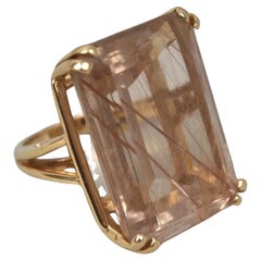 Anillo de cóctel grande de cuarzo reticulado de oro amarillo de 14 quilates