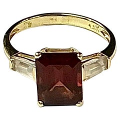 Anello con granato e baguette di diamanti in oro giallo 14K