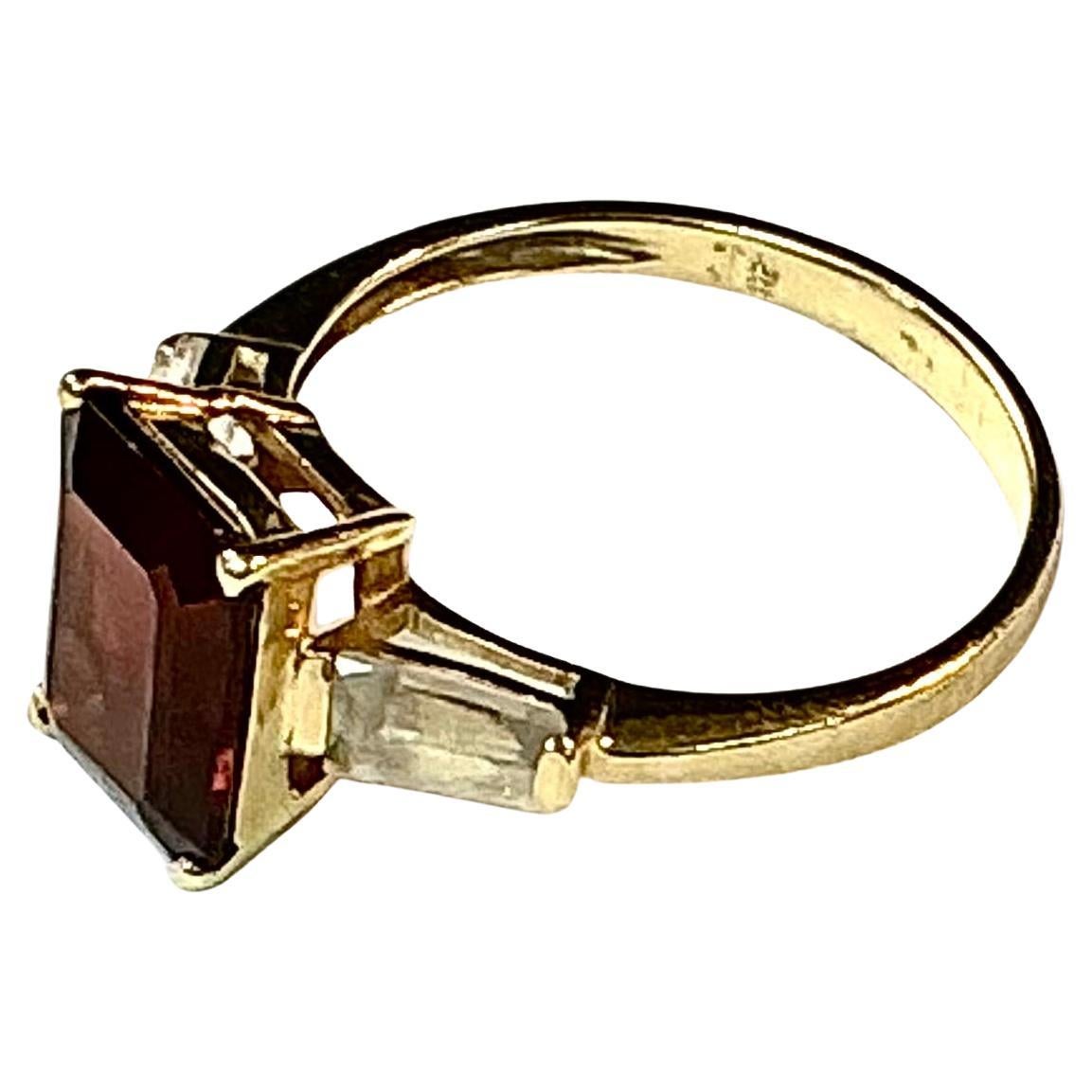 Contemporain Bague en or jaune 14 carats avec grenats et baguettes de diamants en vente
