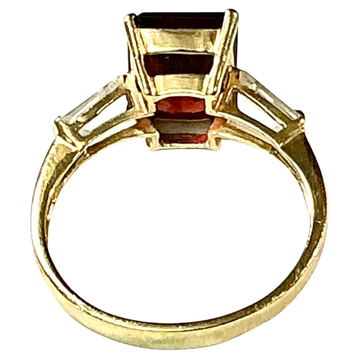 Taille baguette Bague en or jaune 14 carats avec grenats et baguettes de diamants en vente