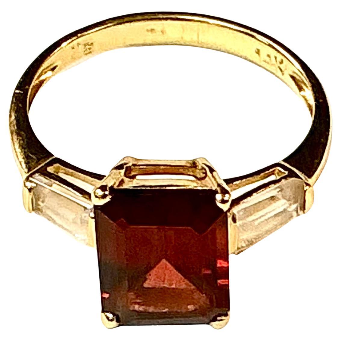 Bague en or jaune 14 carats avec grenats et baguettes de diamants