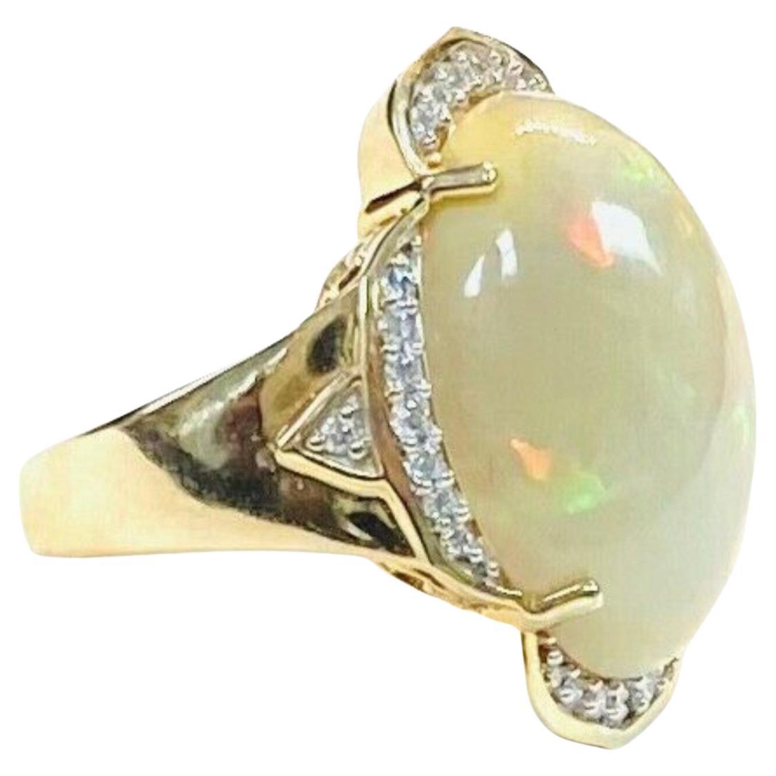 Moderne Bague en or jaune 14 carats, opale et diamant en vente