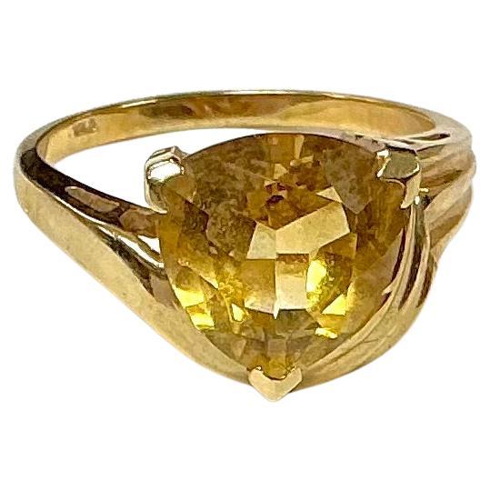 Bague en or jaune 10 carats avec citrine taille trillion de 3 carats