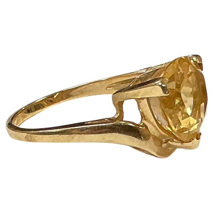 bague Citrine en or jaune 10k. Les dimensions sont d'environ 9,5 mm. Environ 3 carats. Marqué 10k. Taille approximative 6,5.