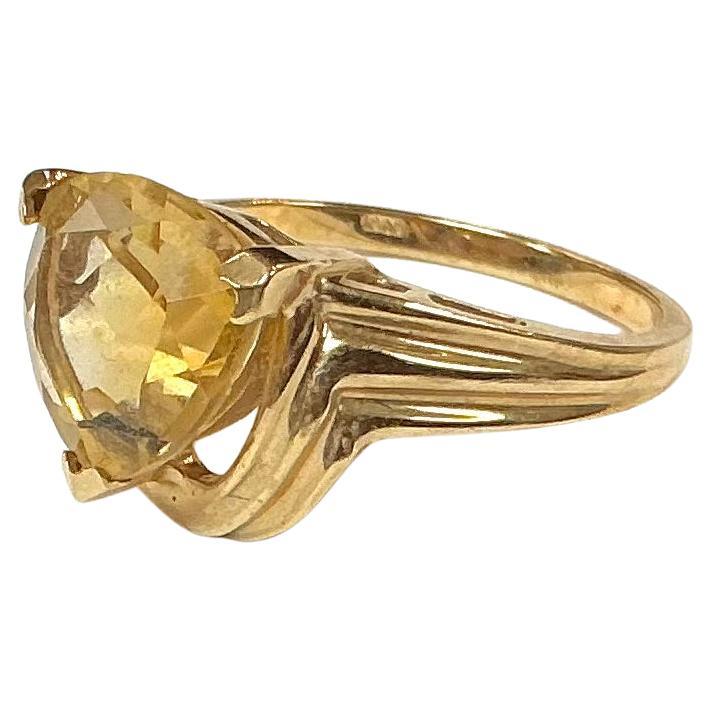 Moderne Bague en or jaune 10 carats avec citrine taille trillion de 3 carats en vente