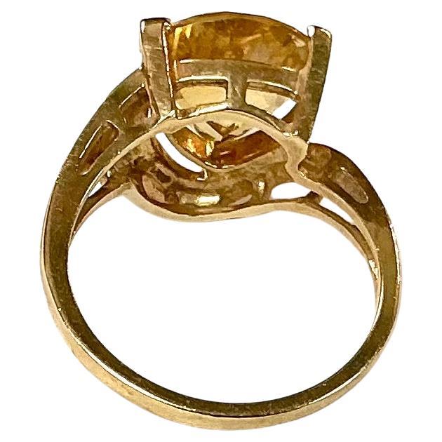 Taille trillion Bague en or jaune 10 carats avec citrine taille trillion de 3 carats en vente