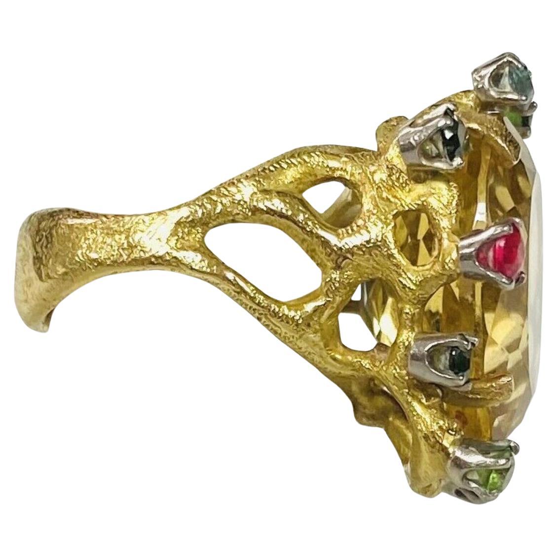 Taille ovale Bague en or jaune 18 carats avec citrine et plusieurs pierres précieuses d'environ 12 carats en vente