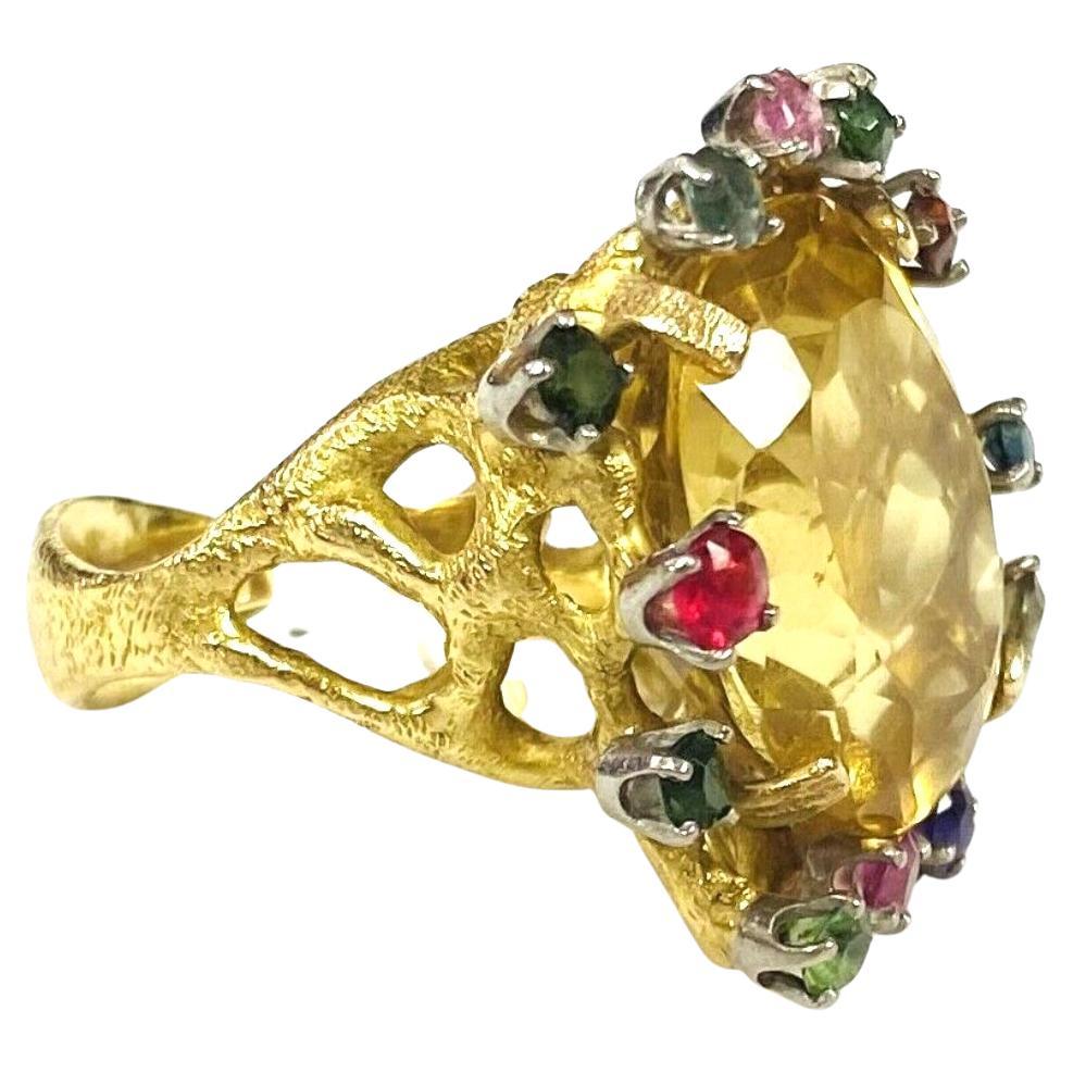 bague en or jaune 18k Citrine et diamant, Les dimensions de la Citrine ovale sont approximativement 30 mm x 15 mm. Environ 12 carats. testé en 18K. Taille approximative 6,5.