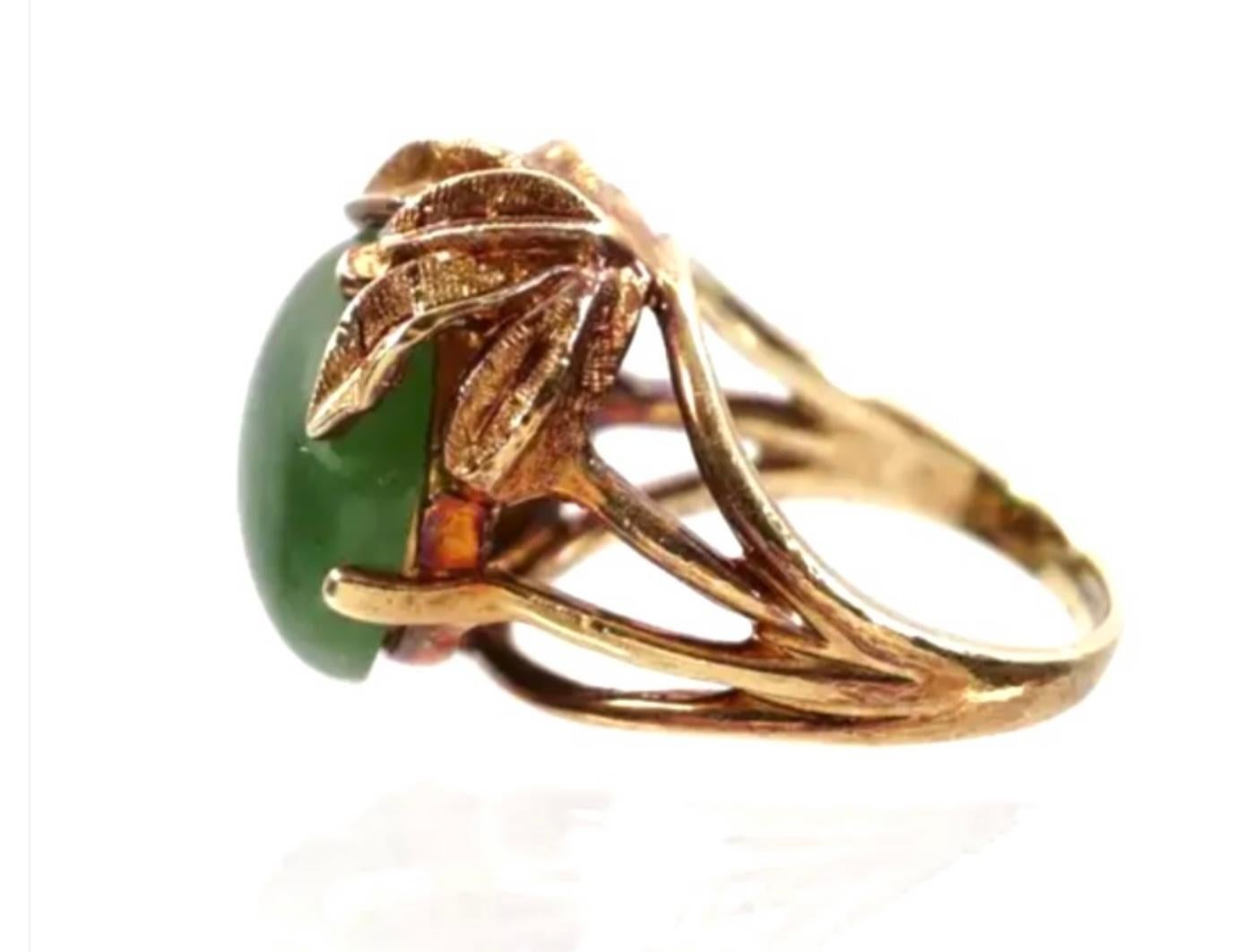 Cabochon Anello Floriforme con cabochon di giada e oro 14k in vendita