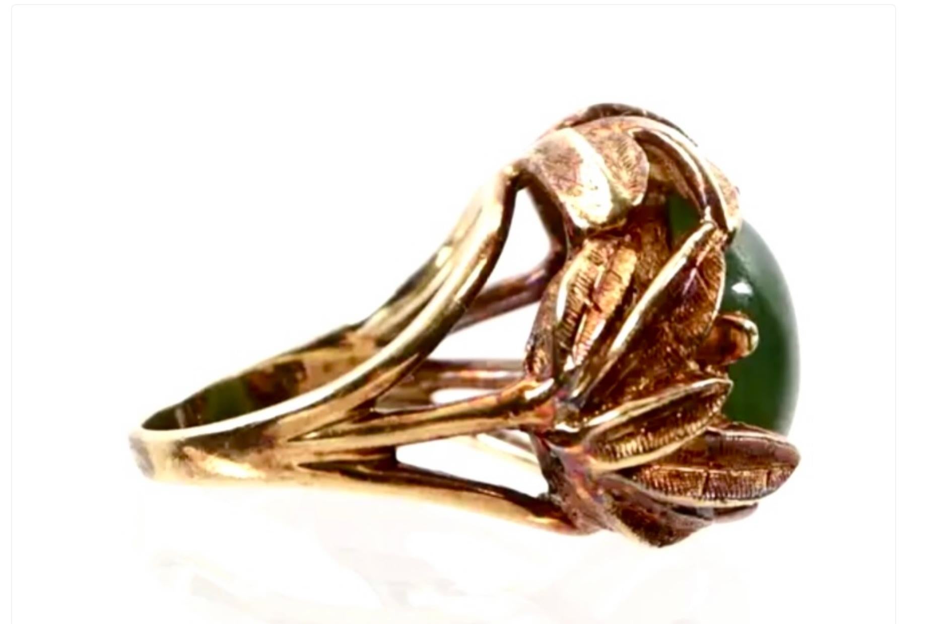 Anello Floriforme con cabochon di giada e oro 14k In condizioni buone in vendita a Bradenton, FL