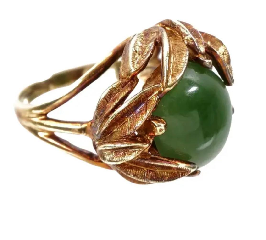 Anello Floriforme con cabochon di giada e oro 14k in vendita 1