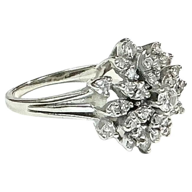 Moderne Bague grappe en or blanc 14 carats et diamants, 3 Gross Dwt en vente