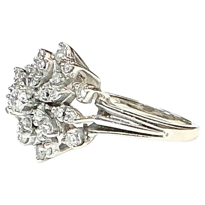 Bague en or blanc 14 carats et diamant en grappe, poids brut de 3,5 kg. Les diamants pèsent environ 0,45 tcw. Taille : 6
