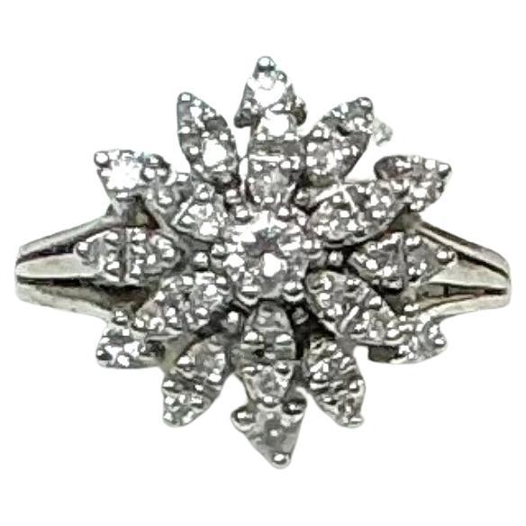 Bague grappe en or blanc 14 carats et diamants, 3 Gross Dwt en vente 1