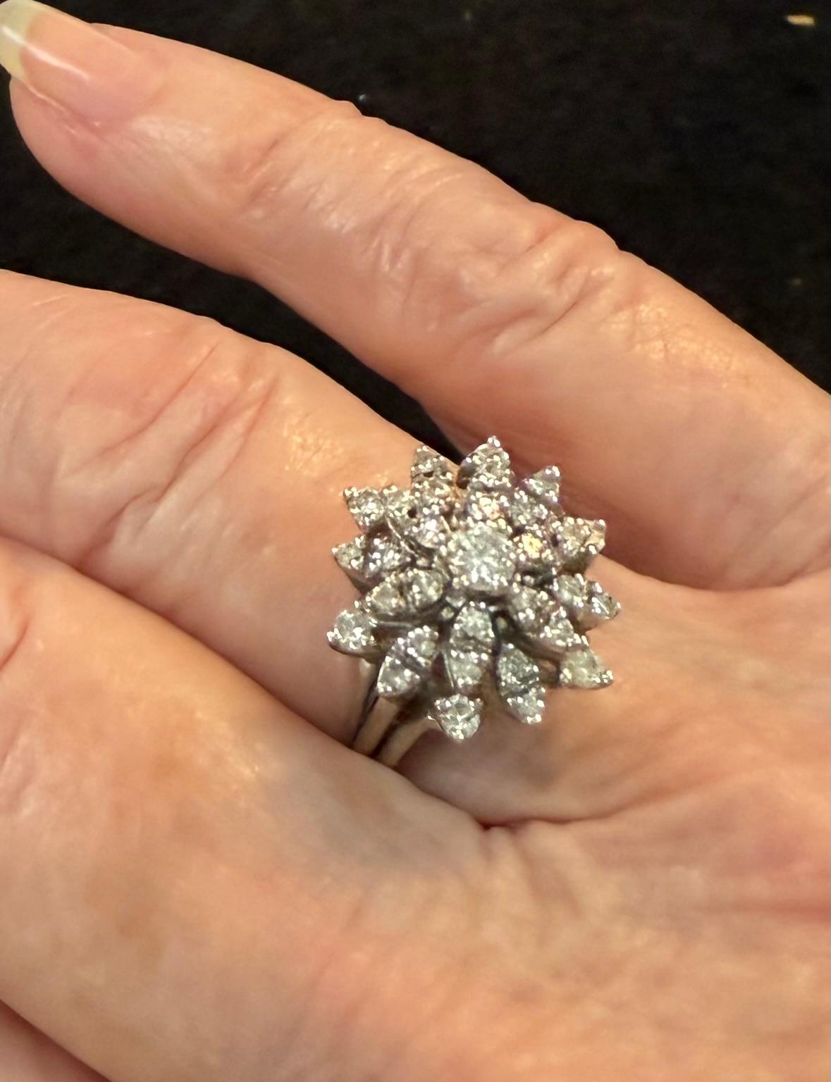 Bague grappe en or blanc 14 carats et diamants, 3 Gross Dwt en vente 2