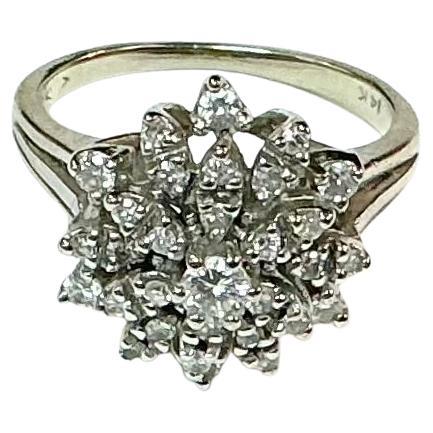 Bague grappe en or blanc 14 carats et diamants, 3 Gross Dwt en vente