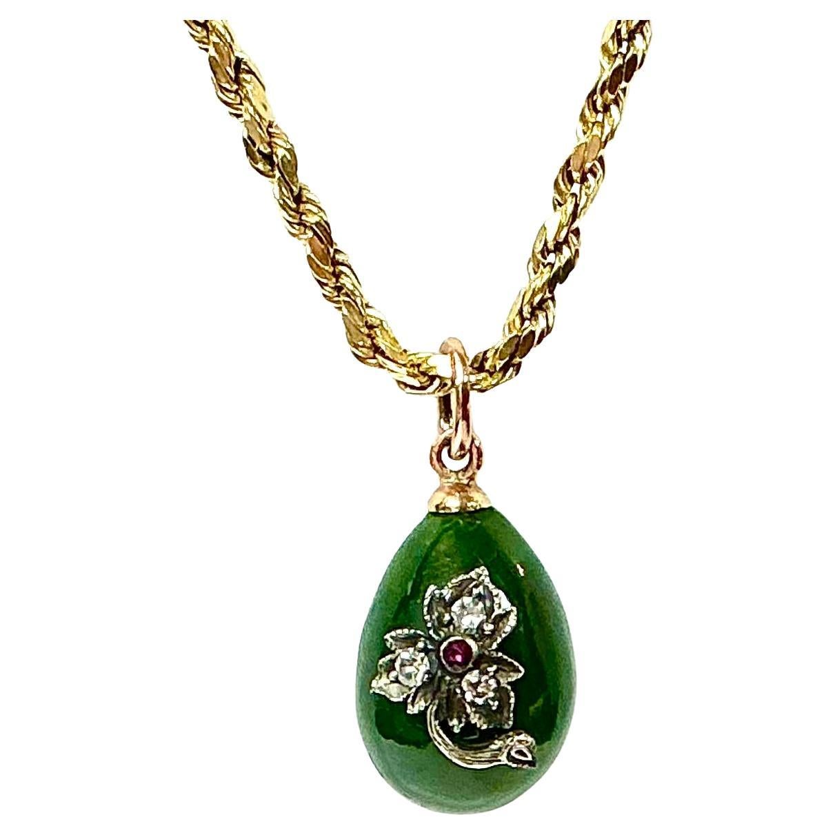 Ciondolo a forma di uovo di giada Faberge Nephrite in oro 14k in vendita 1