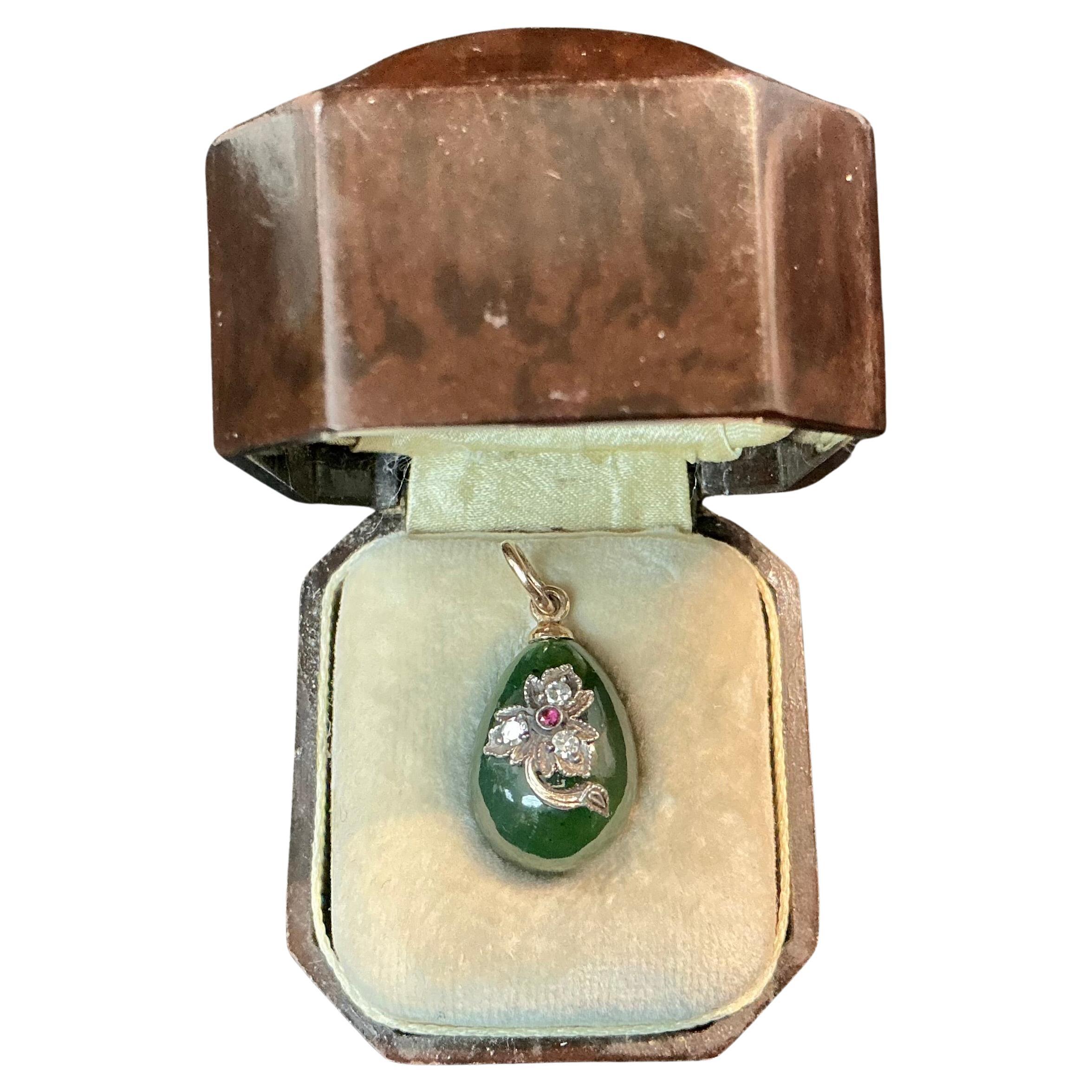 Ciondolo a forma di uovo di giada Faberge Nephrite in oro 14k in vendita
